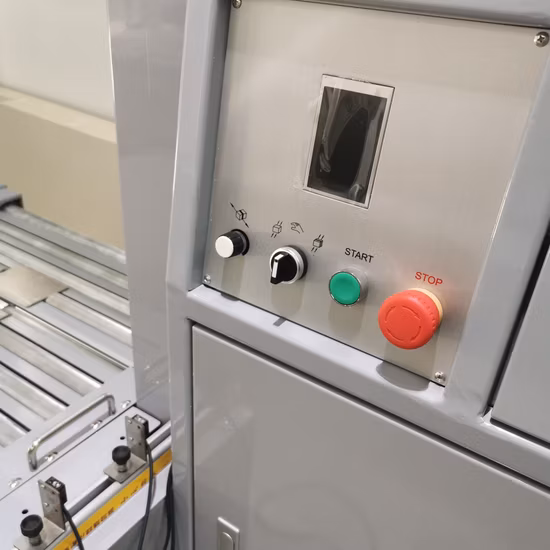 Máquina flejadora automática de mesa baja Sunpack con rodillo para línea de embalaje de refrigeradores